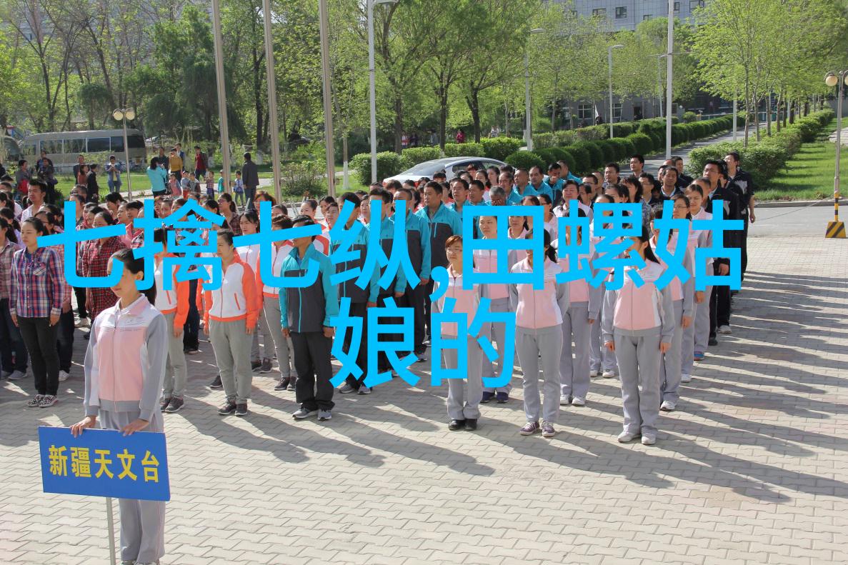 严凤英严鸿六黄梅戏旦行演员 严凤英在海滩上找到一件旧书本翻开一页是一首黄梅调旋即被景致所感染她开始随